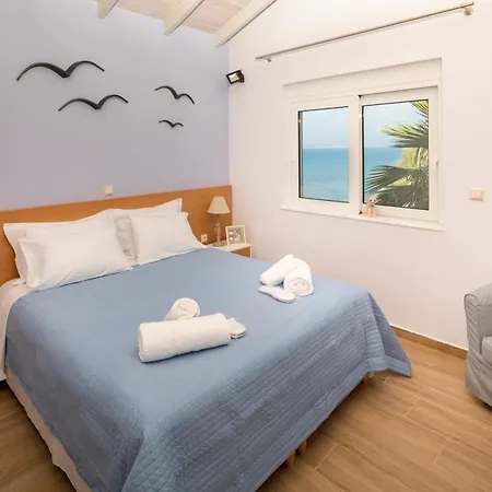 Big Blue Exclusive Beachfront Villa Kíssamos